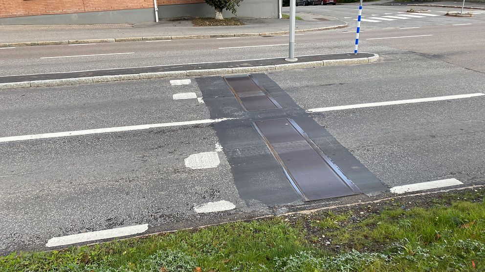 Två aktiva farthinder eller falluckor som de kallas. Platsen är Bergsgatan i Sundsvall som både är stadsgata och E14.