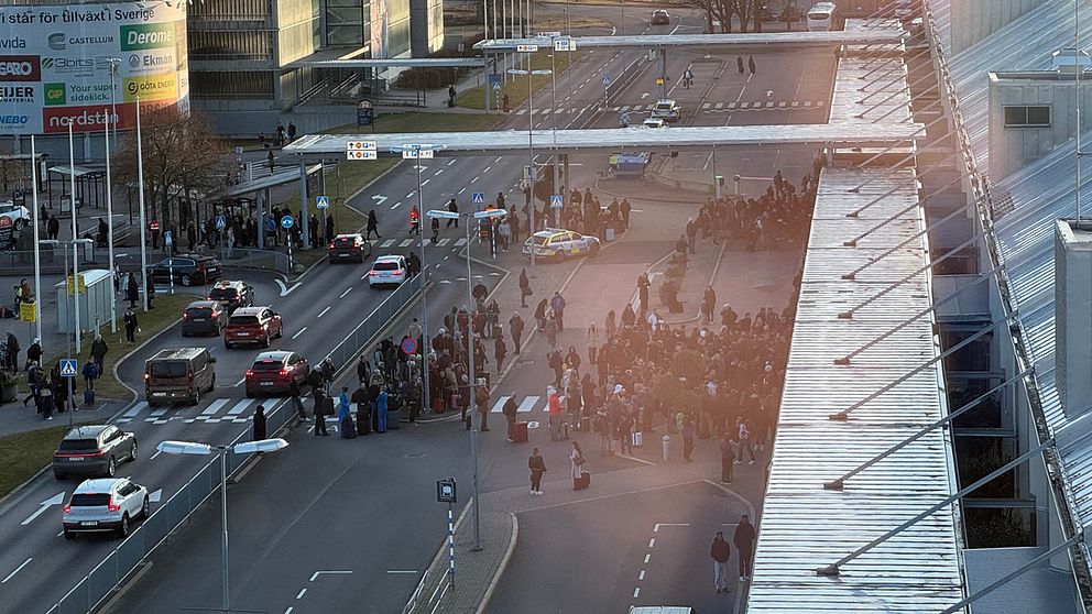 Stor folkmassa står utanför Landvetter flygplats och väntar på måndagseftermiddagen.