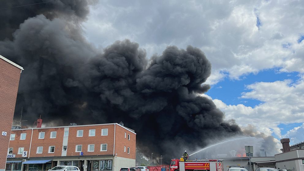 Svart rök från Coop i Arvidsjaur efter att en kraftig brand brutit ut i butikslokalen.