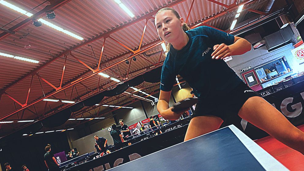 Olivia Lämpegård spelar bordtennis