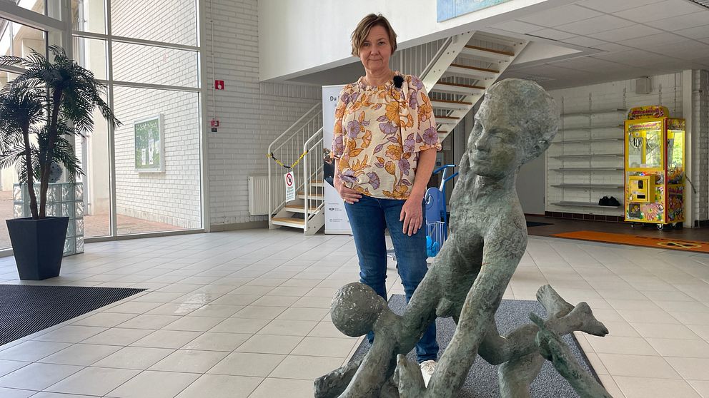 Olofströms kulturchef Anna Lundberg vid skulpturen Ojust tackling