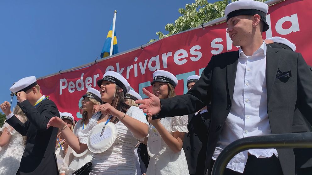 Flera studenter är glada och firar