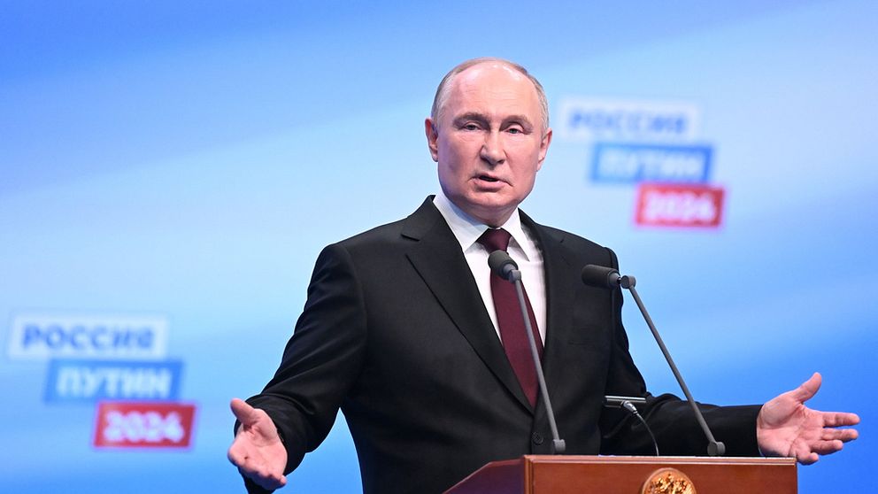 Vladimir Putin under sitt segertal, i vid talarstol.