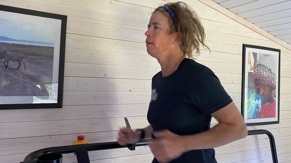 En löpare springer på löpband inomhus