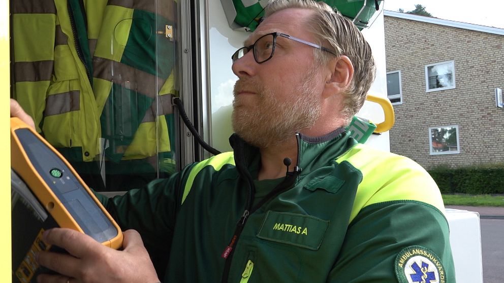 en ambulansförare baktill en ambulans