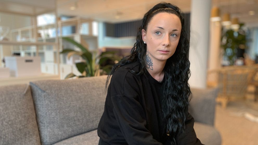 Amanda Montin berättar om skadan hon fick efter en rumpoperation på Bellakliniken i Helsingborg.