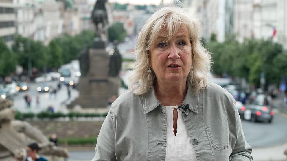 SVT:s klimatkorrespondent Erika Bjerström utomhus.