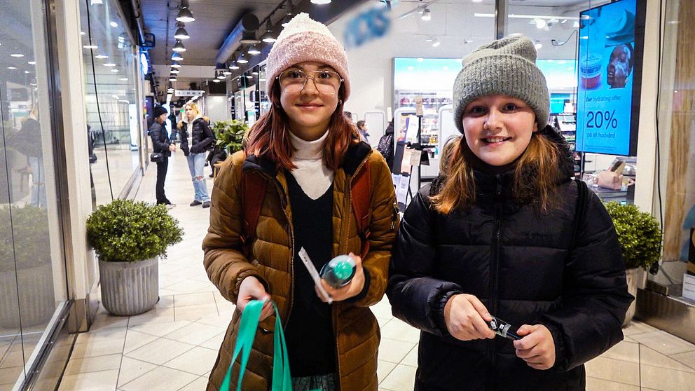 Elvaåringarna Alice Von Porat och Maja Larsson står i en galleria i Eskilstuna.