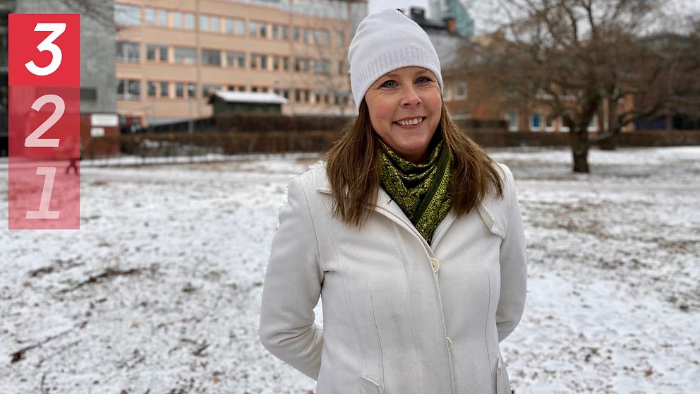 Elisabeth Strand Hübinette står i Vasaparken utanför en förskola i Västerås