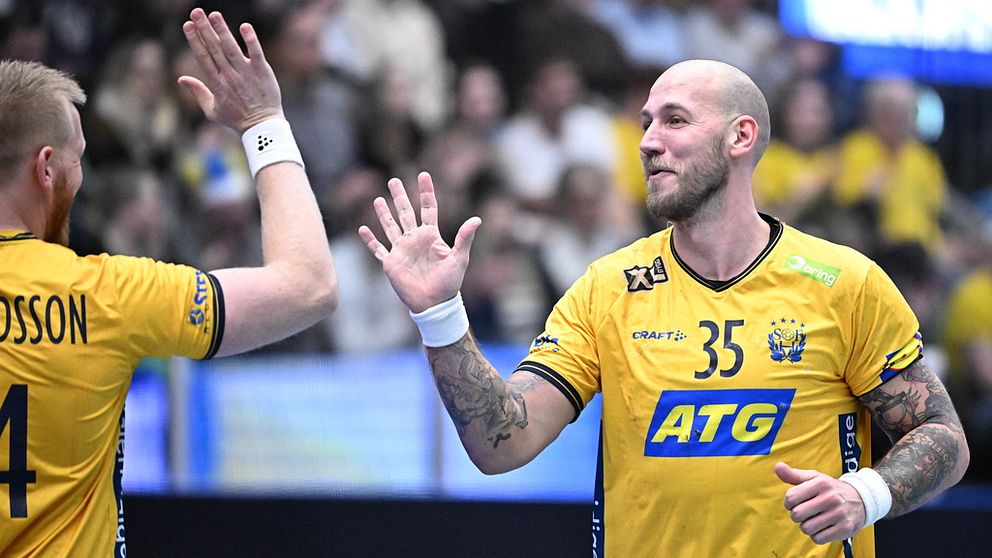 High five inför handbolls EM mellan Gottfridsson och