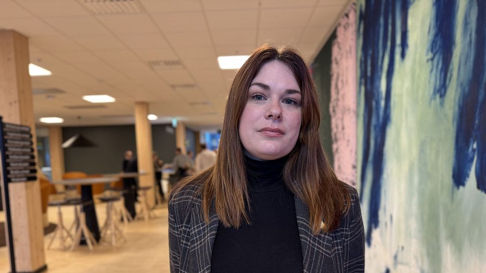 I klippet förklarar Julia Berg(S) varför hon tycker att det är rätt att kommunen ska kunna stoppa utbetalningar till skolor om de misstänker att fel kan ha begåtts.