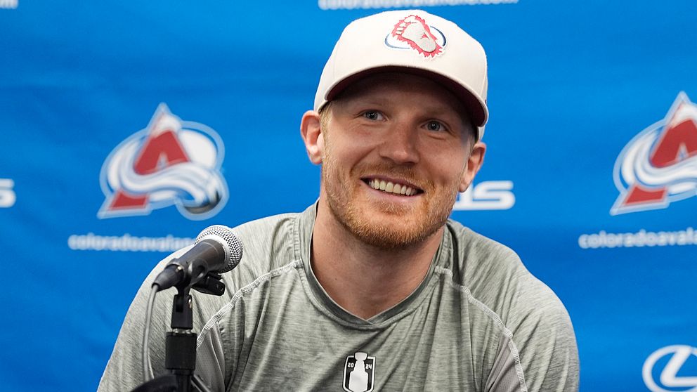 Hockeyspelare från Colorado Avalanche vid presskonferens, mikrofon synlig.
