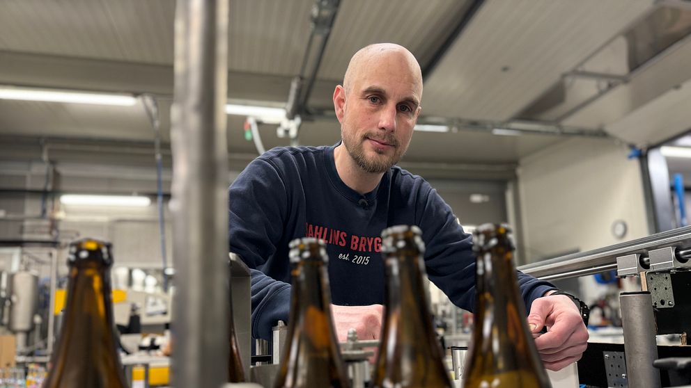 På Sahlins struts är bryggeriet igång för fullt, man ser en bryggtillverkare, och några dryckesflaskor i förgrunden.