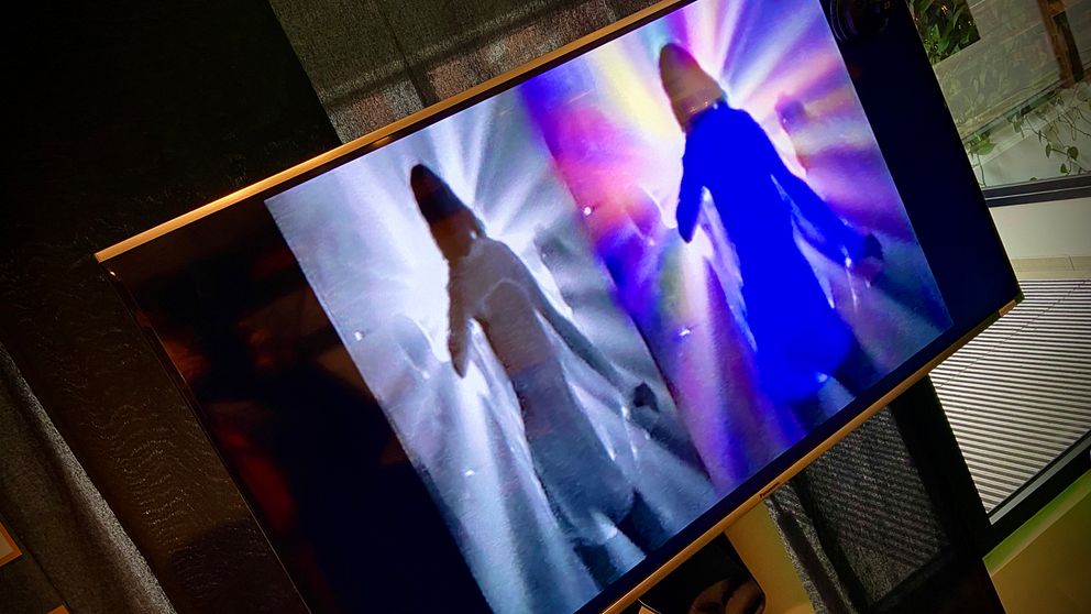 TV-monitor med två dansande kvinnor – nattklubbskänsla.