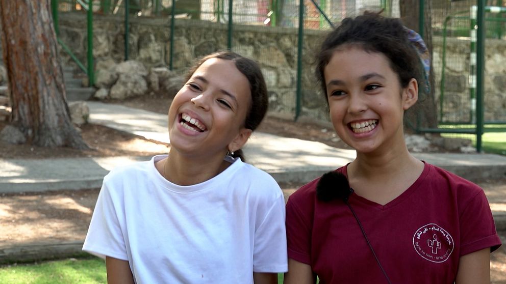 Palestinska Aya, 11, och israeliska Ahava, 11, är bästa vänner.