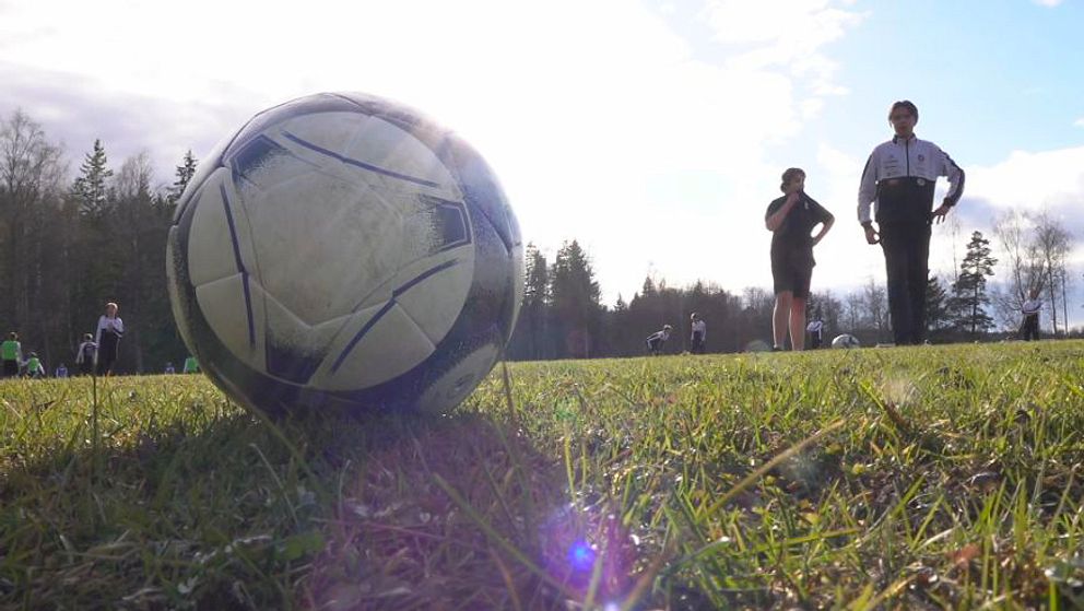 En ung fotbollsspelare förbereder sig på att hämta bollen