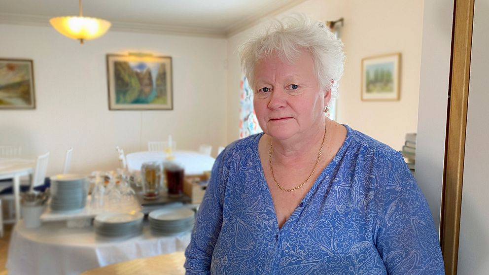 Monica Johansson står framför lunchbuffén på sin restaurang.