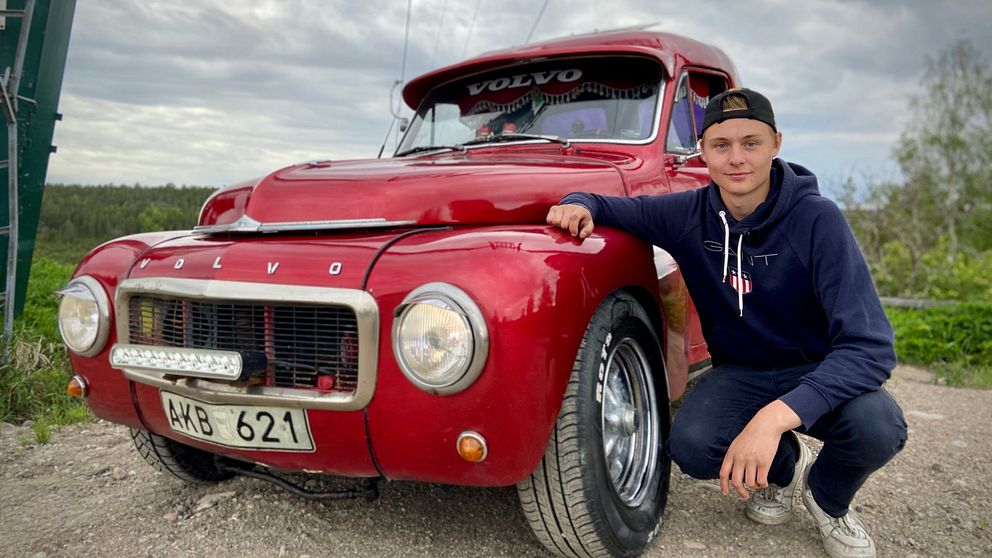 Anton Thelin sitter på huk bredvid sin vinnar-epa, en Volvo Duett från 1962.