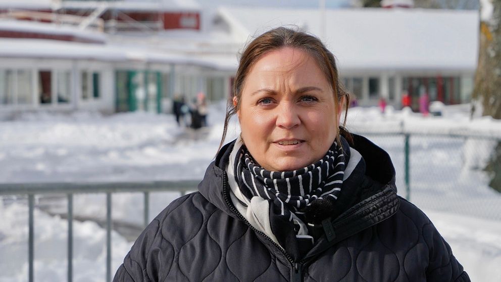 Bild på Ida Modin, rektor på Valleskolan, i snön.