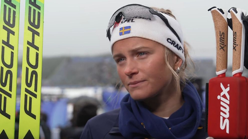 Skidåkare med Fischer-skidor och Swix-stavar i vintermiljö.