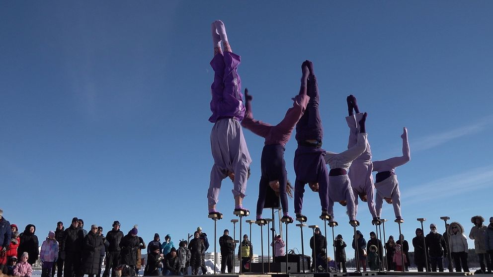 Sex cirkusartister från gruppen ”Right way down” står på händer framför publik på isen i Södra hamn.