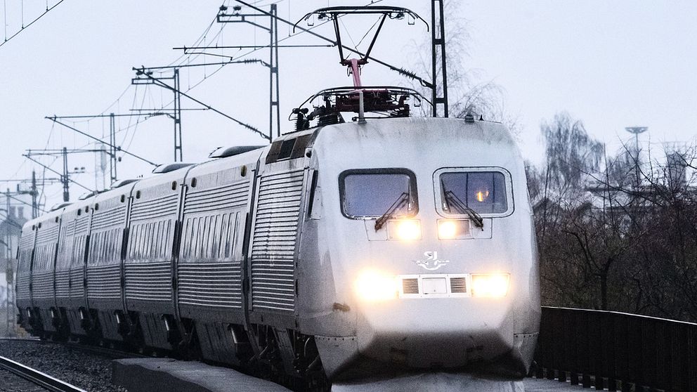 Ett SJ-tåg på räls .