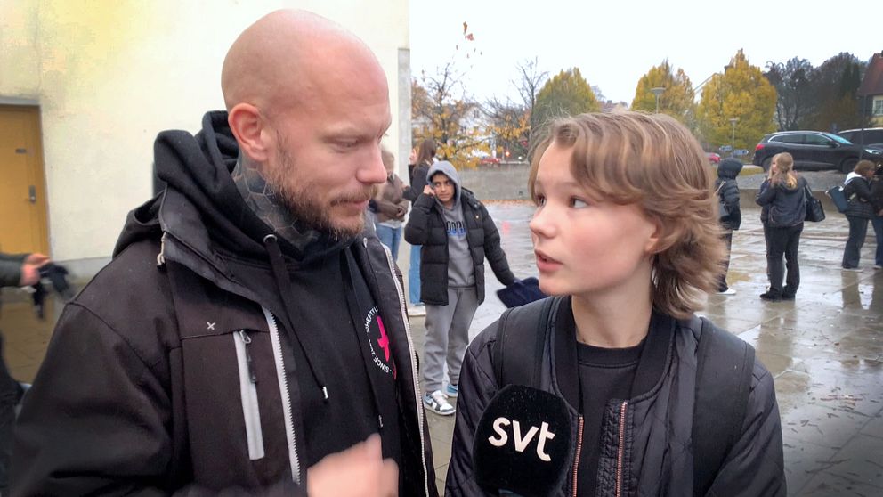 Pixi Brostedt med sin pappa efter skoldramat i Västerås