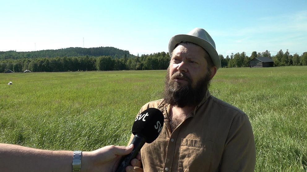Intervjubild med Pelle Johansson på en äng