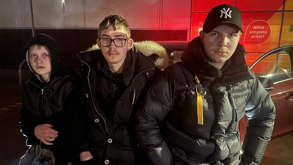 Love Persson, John Petersson Kaukonen och Martin Eliasz har tillsammans arrangerat bilkortegen för att hedra sin vän Jakob Hall.