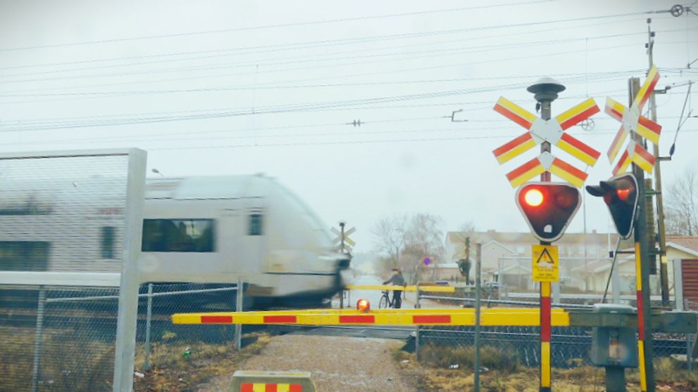 SJ-tåg passerar plankorsningen i Kumla som Trafikverket vill ta bort.