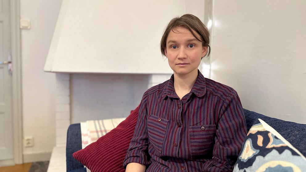 Emma från Kvinnojouren i Umeå sitter i en soffa