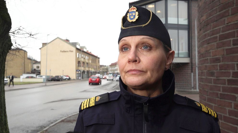 Ulrica Strömkvist är lokalpolisområdeschef i Falkenberg. Här står hon utanför polishuset.