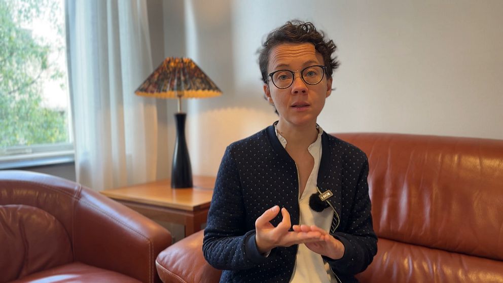 Cecilia Ravry, utvecklingssamordnare på Umebrå, en kvinna med kort mörkt hår sitter i en brun lädersoffa.