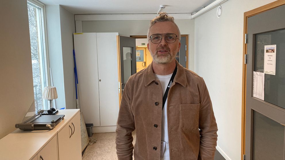Rektorn på St Olofsskolan i Sundsvall Öyvind Eriksen står i korridoren utanför lärarrummet