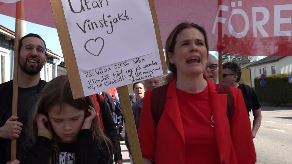 Socialdemokrater demonstrerar första maj i Gubbängen.