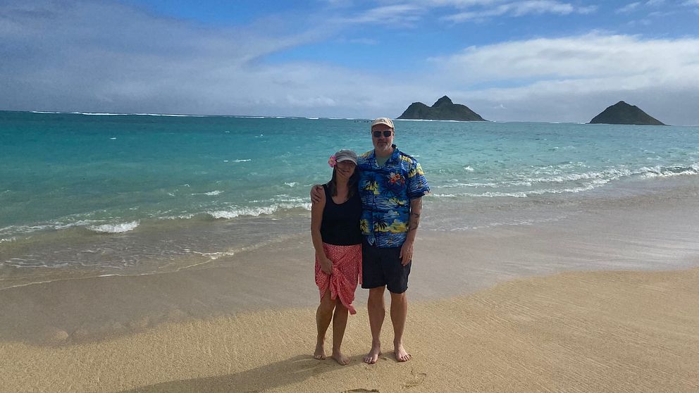 Anna Dahlgren och Per Persson på en strand i Hawaii  i samband med inställd flygresa