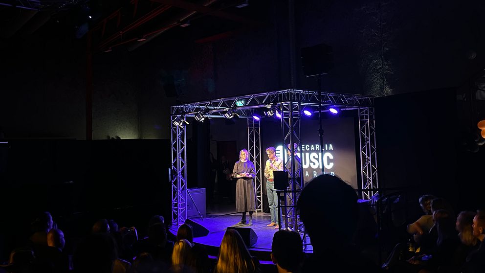 Jesper Lindell tar emot pris på 2024 års upplaga av Dalecarlia Music Awards