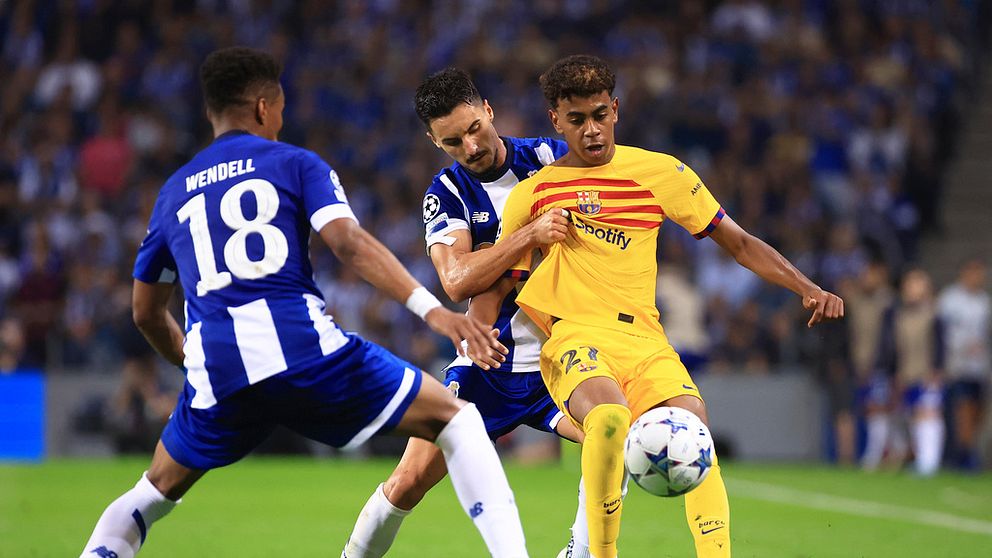 Lamine Yamal  håller ifrån sig två Portospelare i gårdagens möte i Champions League.