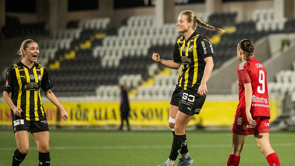 Anna Anvegård firar efter matchen mot Linköping på fotbollsplanen.