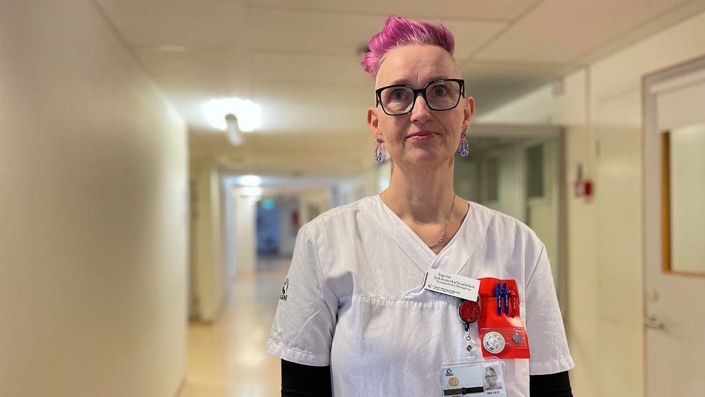 Sjuksköterskan Sigrún Jónsdóttir står på den nya vuxenpsykiatriska dagvårdsavdelningen på Helsingborgs lasarett.