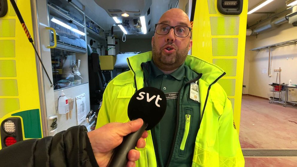 Ambulans- och narkosskötaren Robert Karlström intervjuas av SVT Västernorrland.