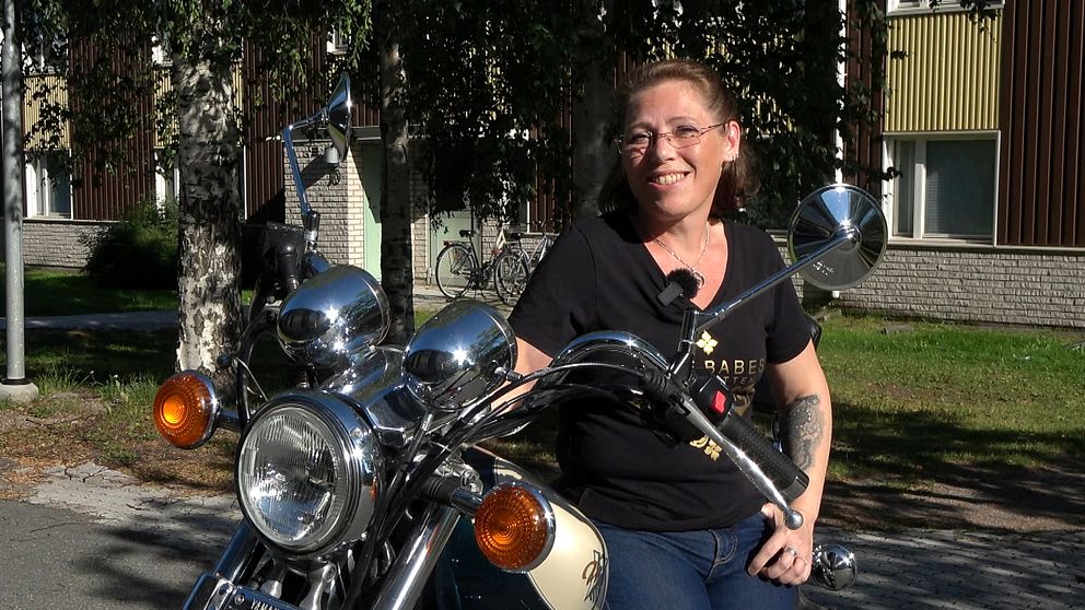 Therese Palo, administratör för Bike babes Norrbotten, på en motorcykel.