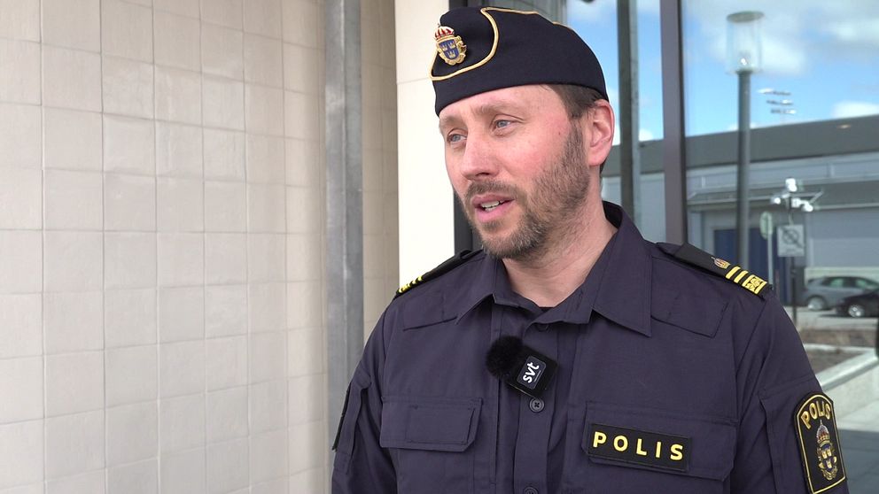 Polis framför polishuset i Umeå