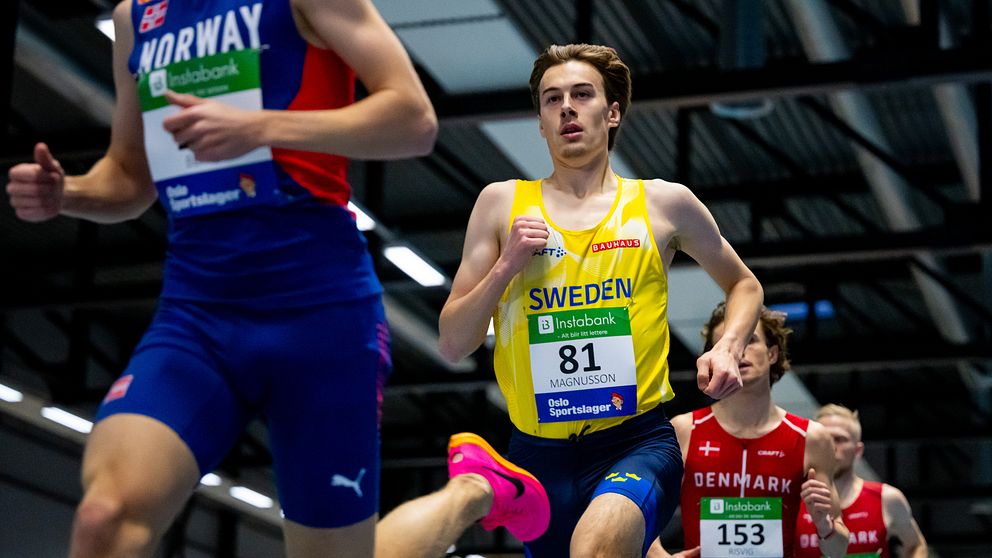 Flera löpare tävlar inomhus, främst syns svenska, norska och danska löpare i spåret.