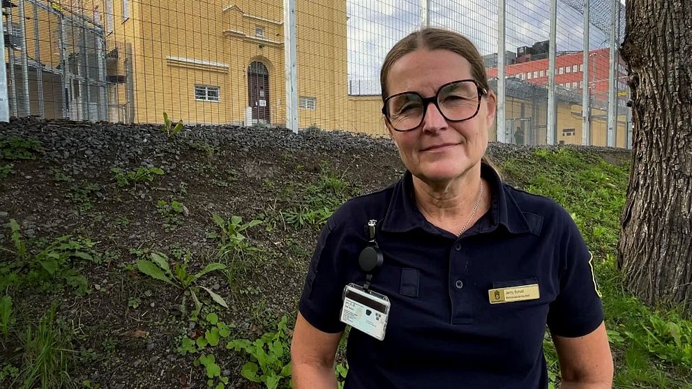 Jenny Burvall, tillförordnad kriminalvårdschef framför fängelset i Härnösand
