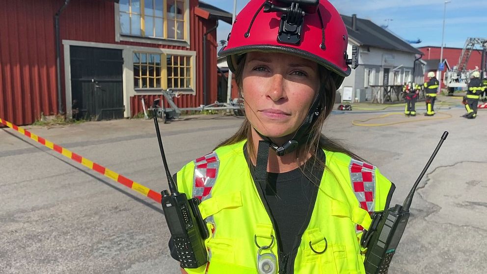Insatsledaren Elin Pettersson står framför rökeriet som börjat brinna.