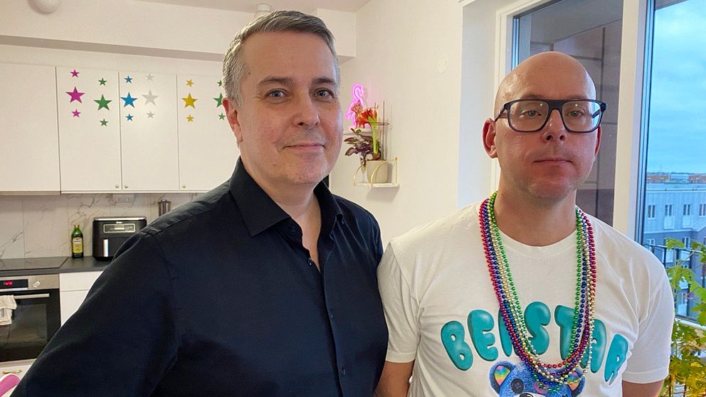 Thomas och Fredrik Karlsson står i sin lägenhet som de har dekorerat inför Melodifestivalen.