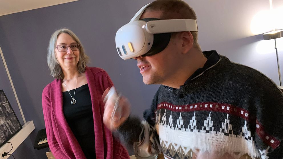 Micke Jönsson spelar ett VR-spel