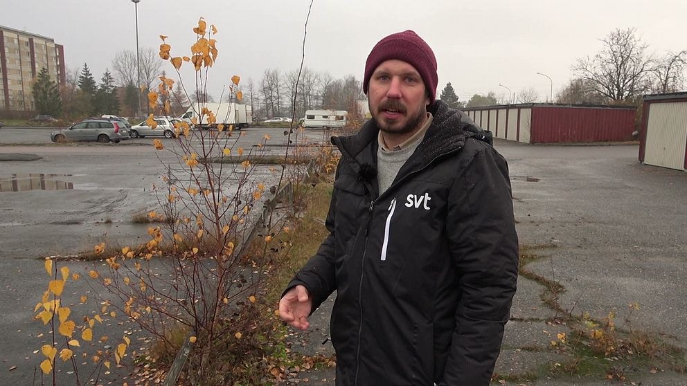 SVT-reportern Albin Aghamn står på parkeringen i Årby