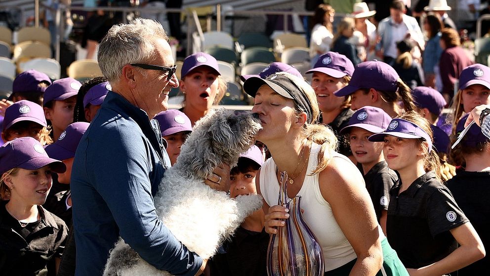 Älsklingen Quincy var inne på centercourten och gav en blöt puss till Danielle Collins efter titeln i Charleston.